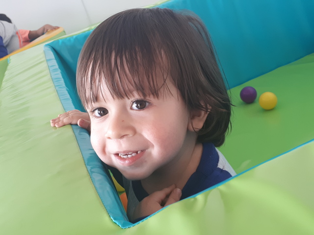 Niños sembrando en Centro Infantil Gardner Mini Academy en Quito Valle de los Chillos